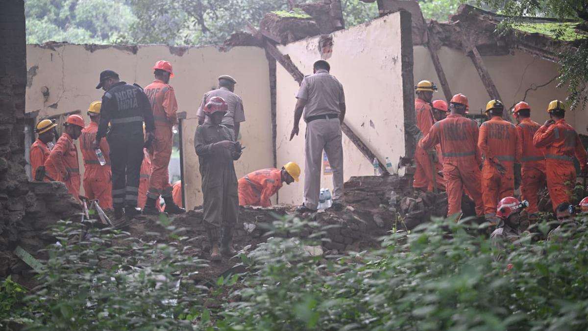 structure-collapse-near-humayun’s-tomb-live:-many-people-feared-trapped;-rescue-underway