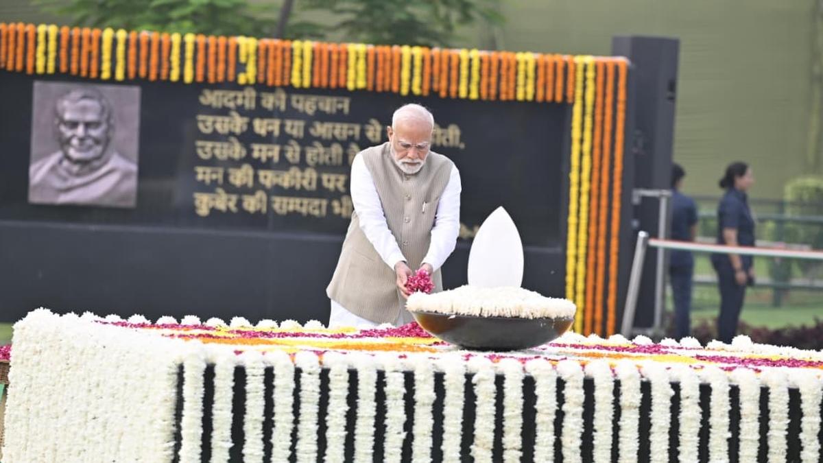 seventh-death-anniversary-of-vajpayee:-pm-modi-leads-nation-in-paying-tributes