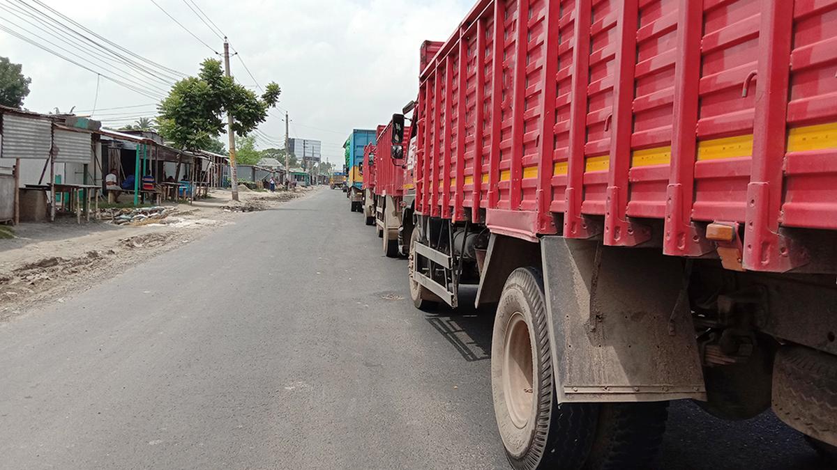 3-killed,-7-injured-as-bus-hits-truck-parked-on-roadside-near-yellapur-in-karnataka