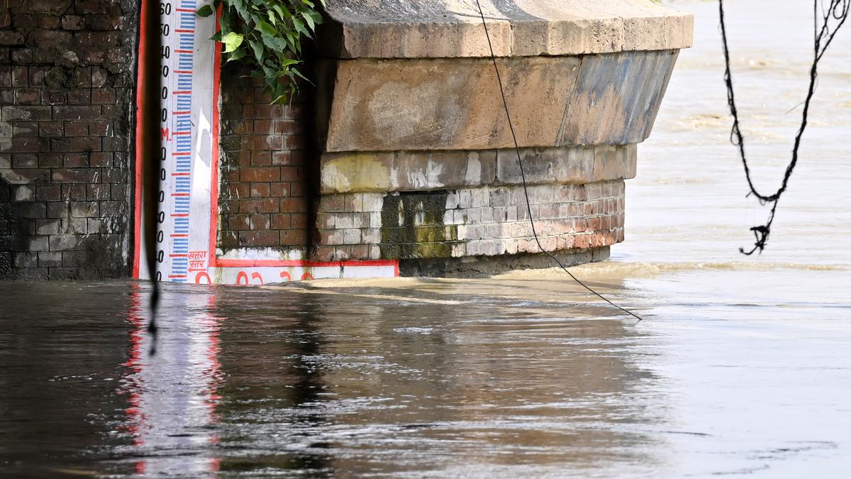 yamuna-river-water-level-nears-evacuation-mark-in-delhi-on-august-19-2025