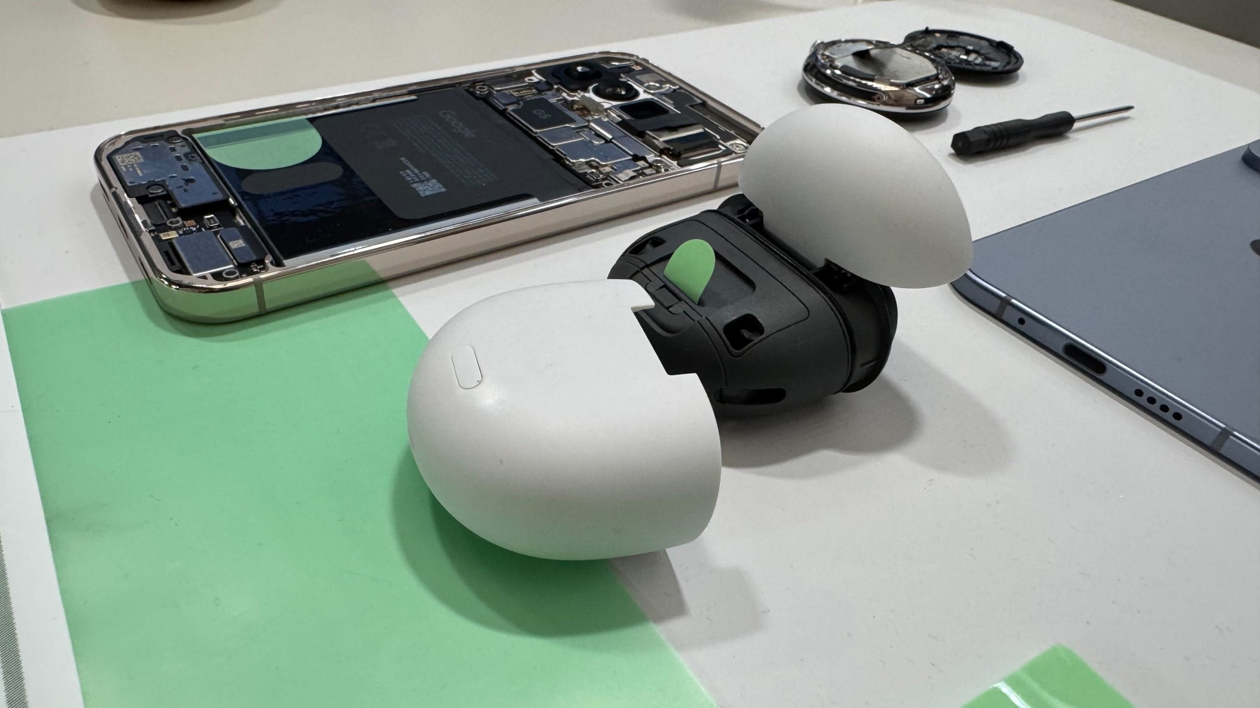 You Can Finally Replace the Batteries on These New Pixel Devices