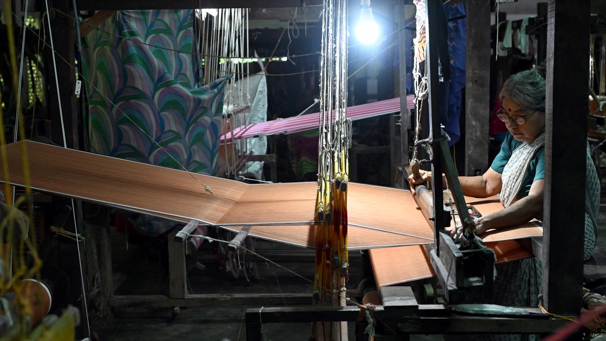 chendamangalam-handloom-industry-jolted-by-steep-decline-in-weavers,-keep-fingers-crossed-during-this-onam