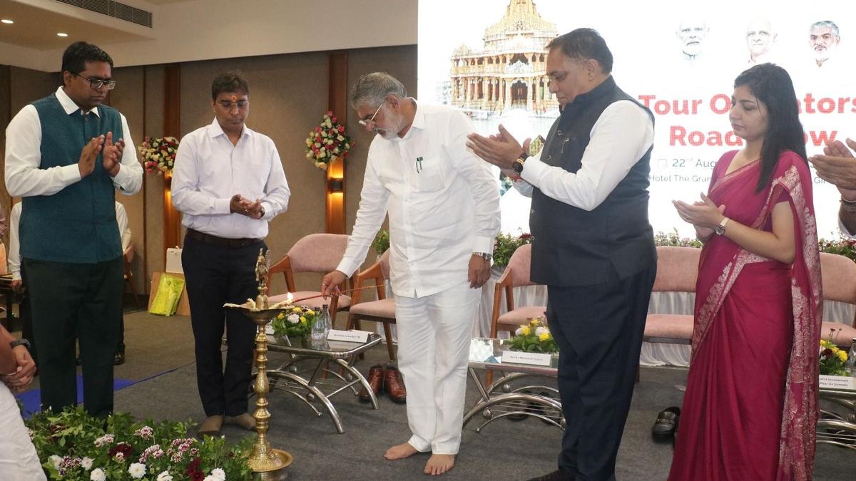 gujarat-tourism-minister-chairs-tour-operators-road-show-summit