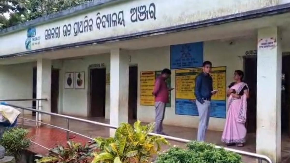 trying-to-escape-locked-classroom,-odisha-girl-survives-night-stuck-in-window