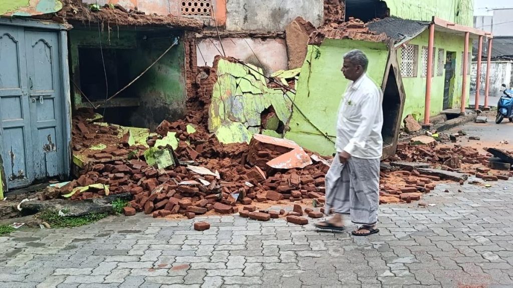 Heavy rain damages Anganwadi centre, houses in Vellore; crops in Ranipet