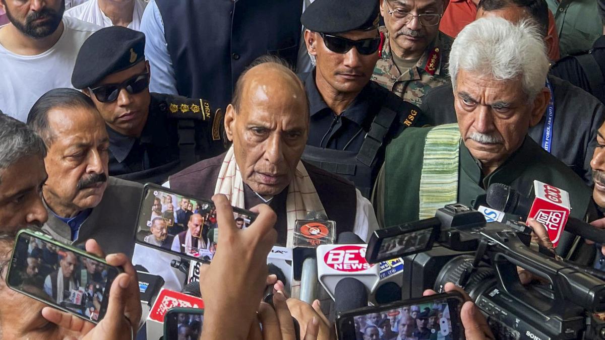 rajnath-singh-meets-chishoti flood-victims-in-jammu-hospital,-reviews-relief-measures