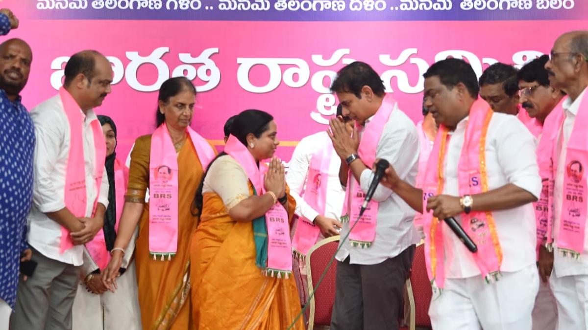 congress-bjp-discreet-pact-harming-interests-of-telangana,-alleges-ktr