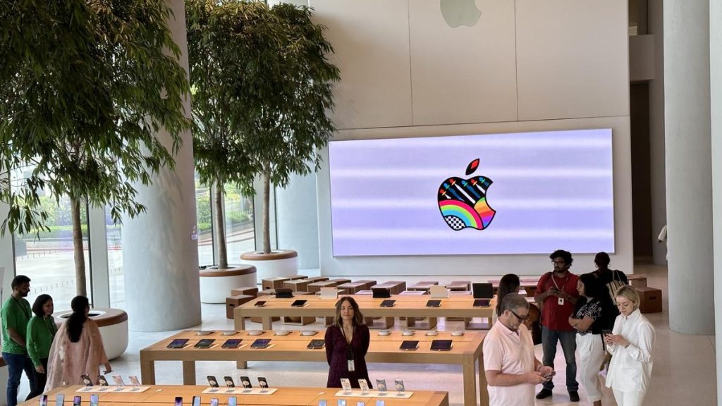 Apple Expands Retail in India Amid Strained US-India Trade Relations
