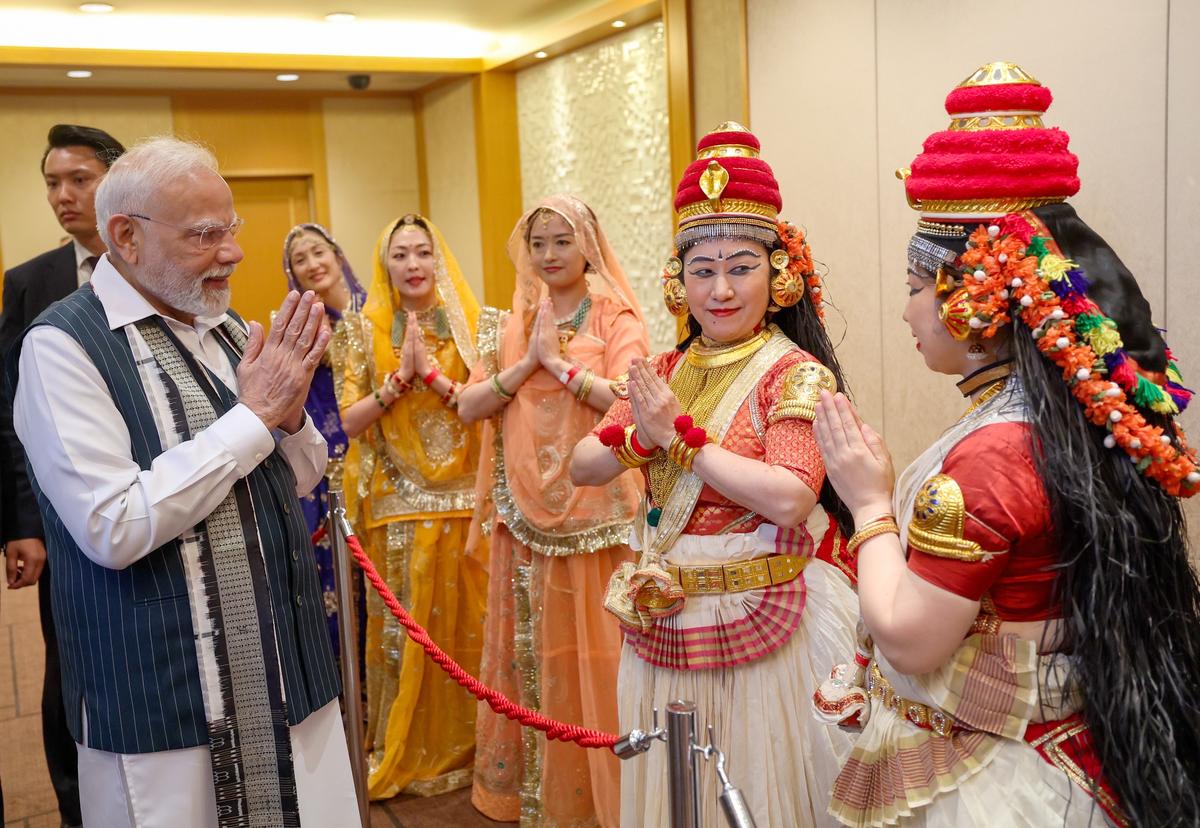 watch:-japanese-artists-welcome-pm-modi-with-dances-and-chants-of-the-gayatri-mantra