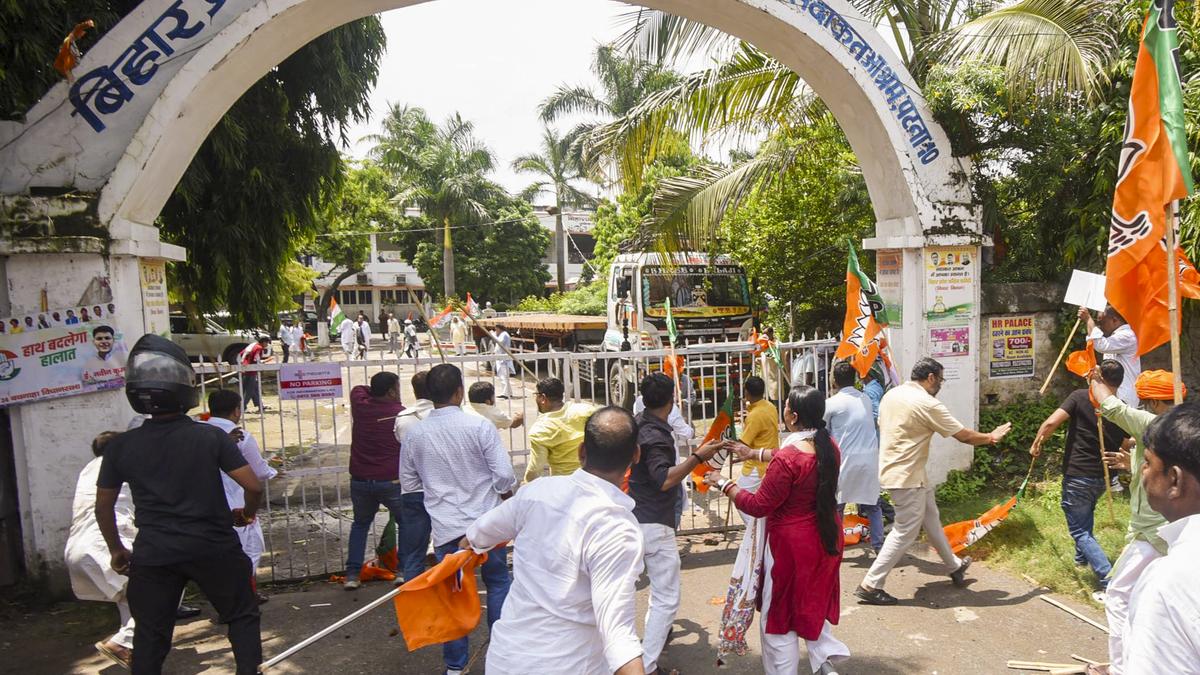 bjp-stages-march-in-patna-over-insult-to-pm-modi,-clash-erupts-with-cong-workers