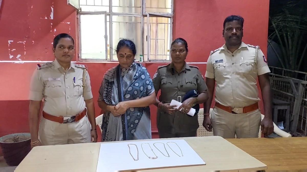 woman-held-for-stealing-39-sovereigns-worth-of-gold-jewellery-in-tirupattur