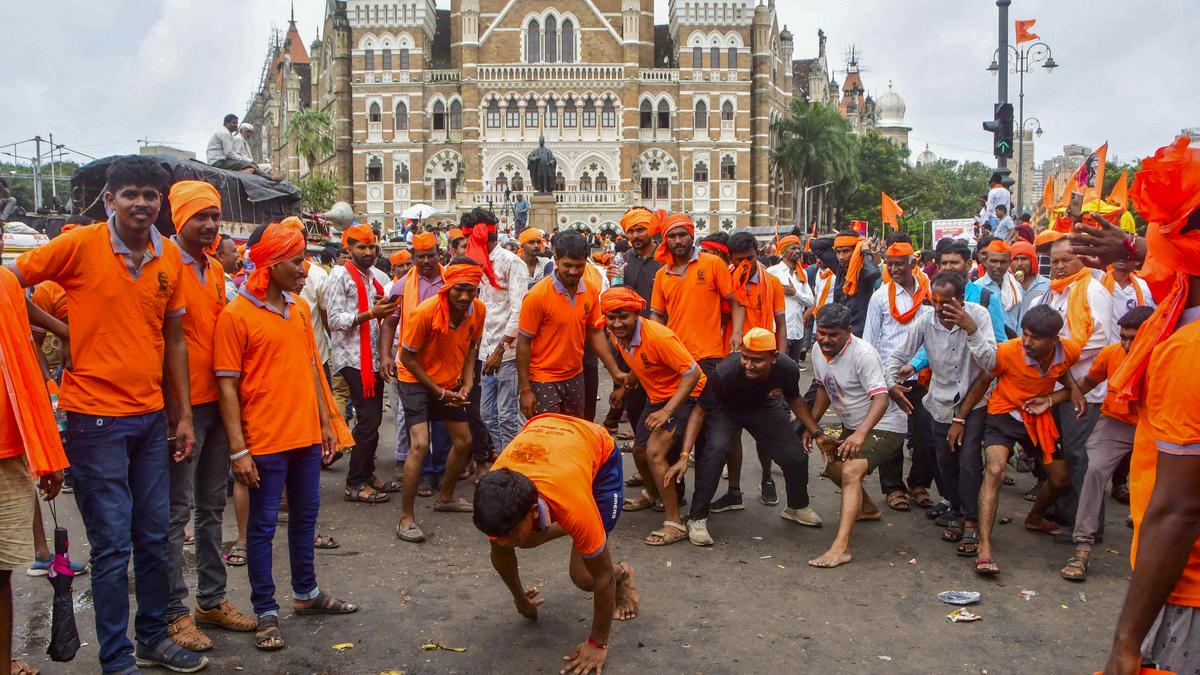 maratha-quota-stir:-mumbai-police-issue-notice-to-manoj-jarange,-ask-him-to-vacate-azad-maidan