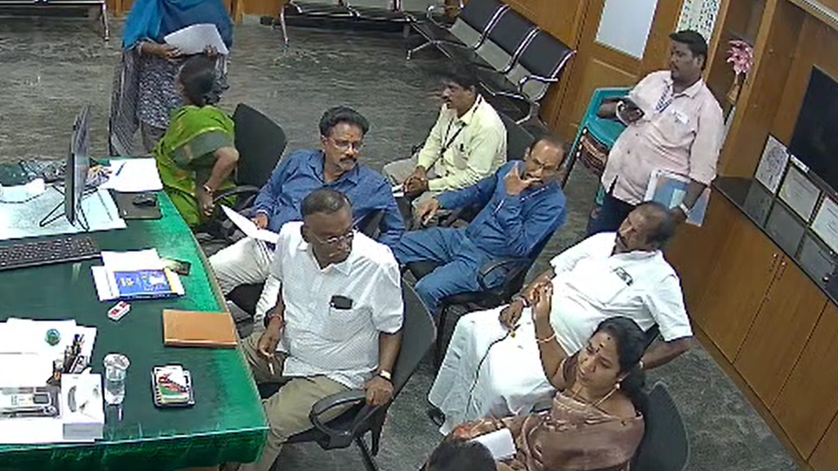video-of-municipal-staff-falling-at-dmk-councillor’s-feet-in-tindivanam-sparks-criticism