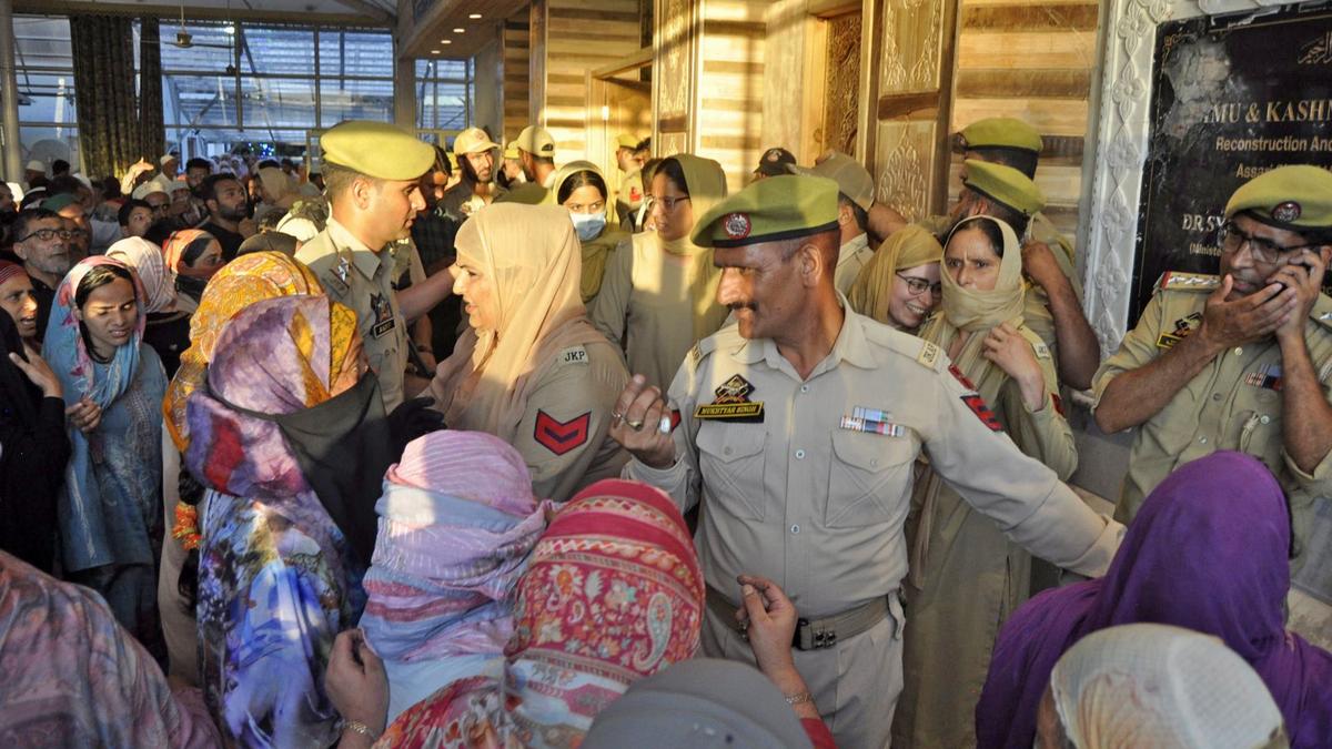 mob-vandalises-national-emblem-at-hazratbal-shrine