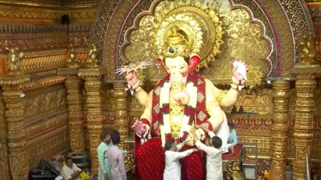 Ganesh Idol Immersion Begins in Maharashtra Amid Dhol-Tasha Beats and Rainfall