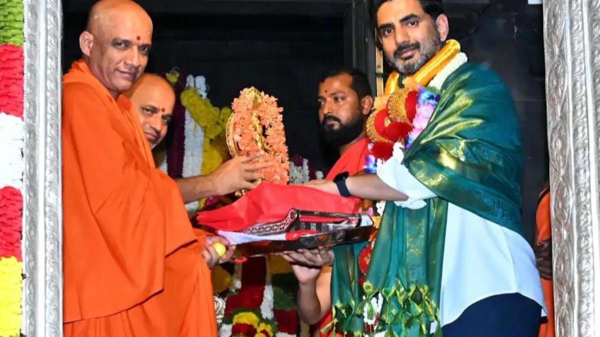 lokesh-visits-sri-adichunchanagiri-math-in-karnataka