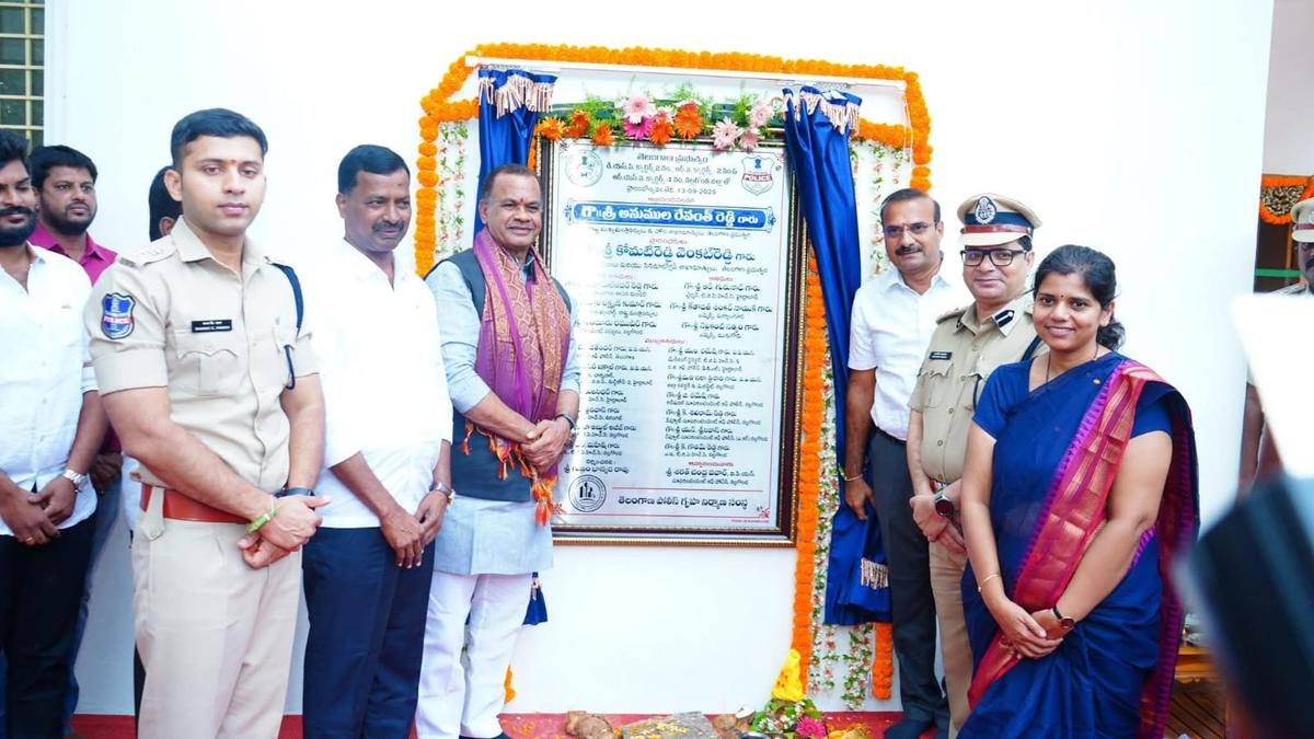 minister-komatireddy-venkata-reddy-inaugurates-new-police-staff-quarters-in-nalgonda