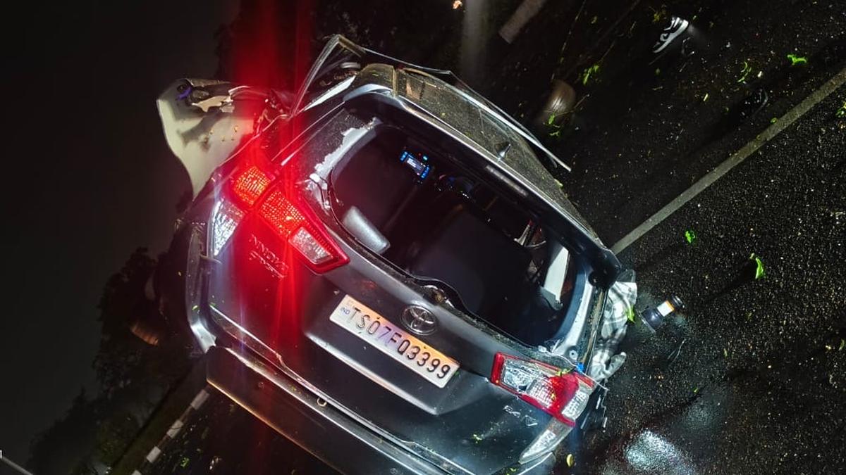 speeding-vehicle-crashes-into-divider-on-orr-near-abdullapurmet;-25-year-old-woman-techie-killed,-seven-injured