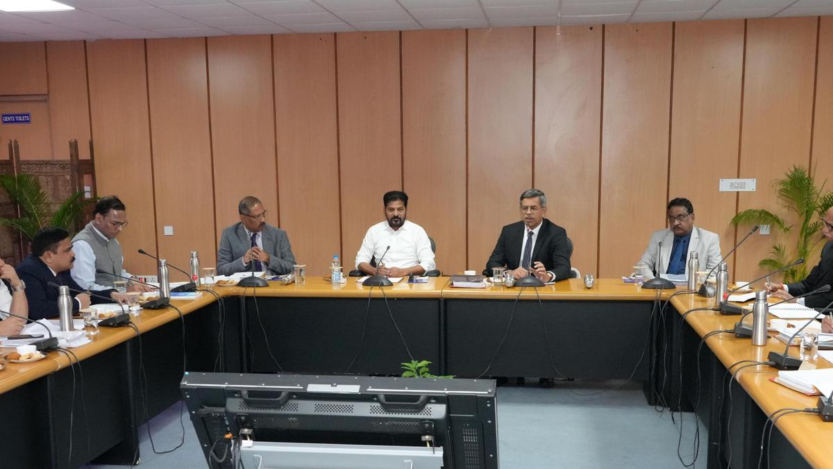 telangana-cm-meets-chief-justice-to-discuss-infrastructure-needs,-staff-appointments-in-courts