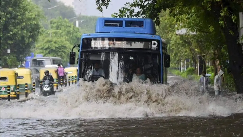 Delhi rain 99.1 mm in 24 hours, waterlogging hits traffic