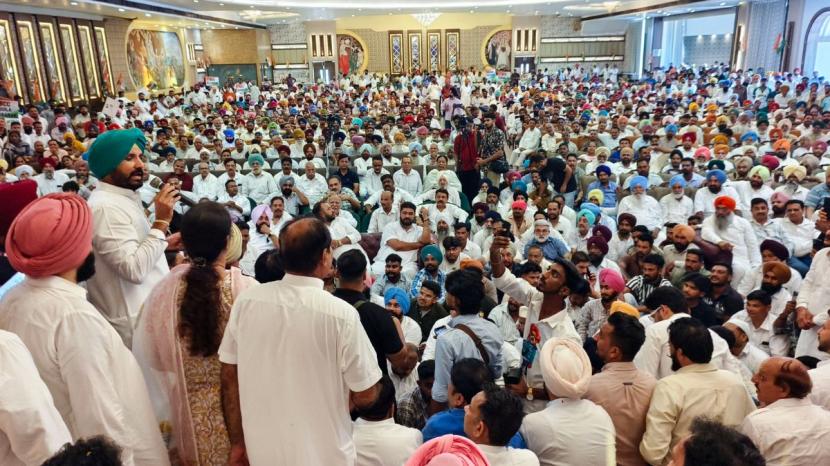 Punjab Congress meeting disrupted by protests against Baghel and Warring