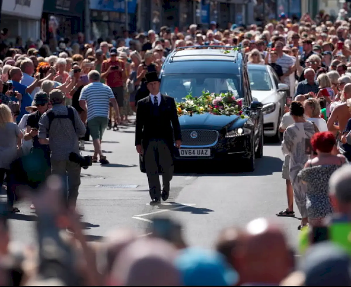 Thousands pay final respects to Bonnie Tyler in Swansea