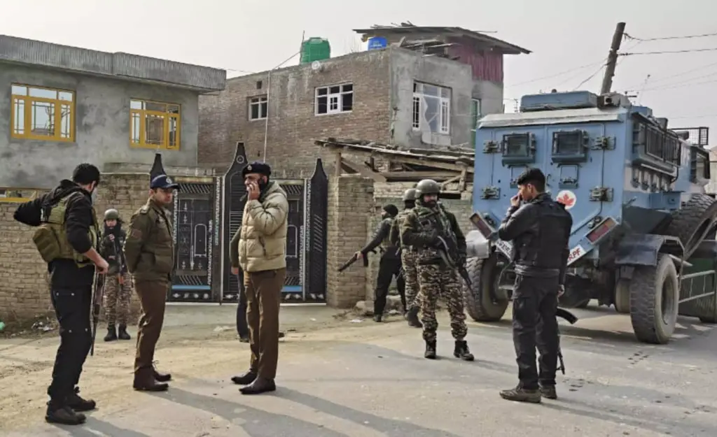 Jammu Police-BSF search 15houses near IB ahead of I-Day