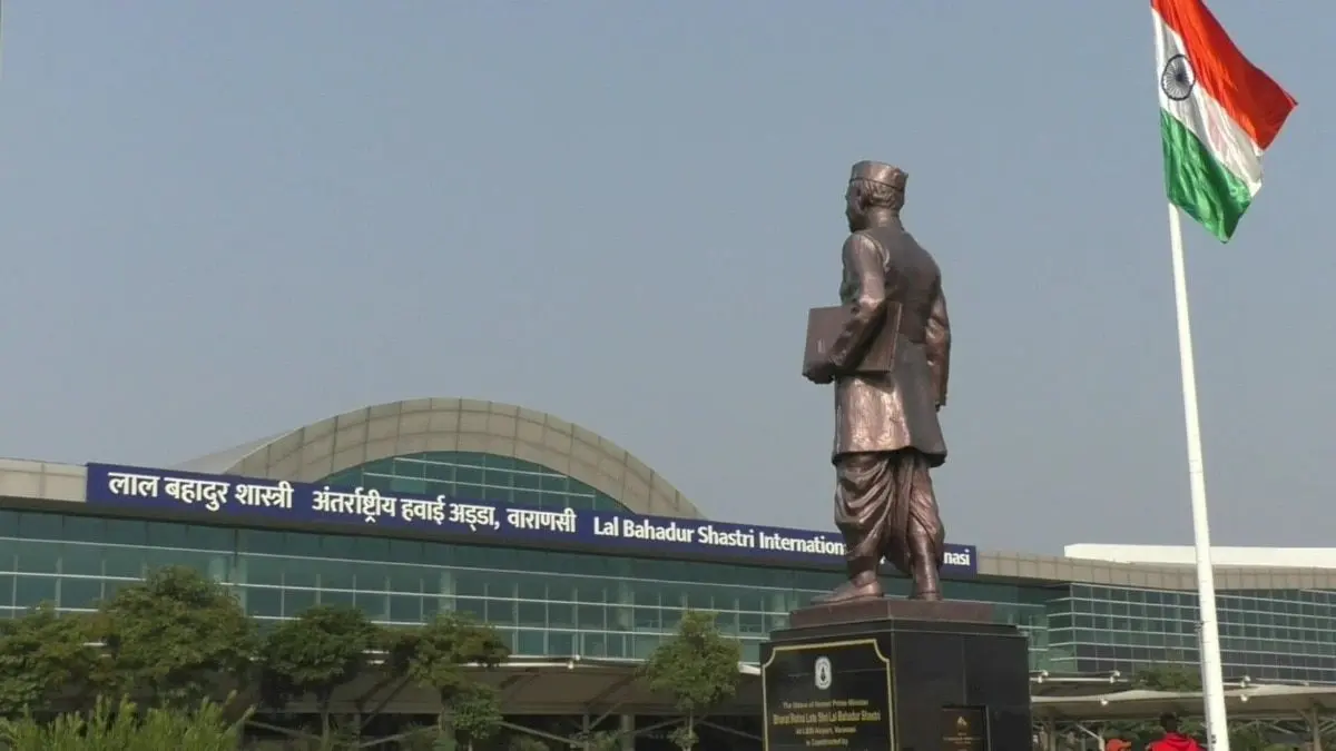 वाराणसी एयरपोर्ट पर गोली चली, दो कर्मचारी घायल