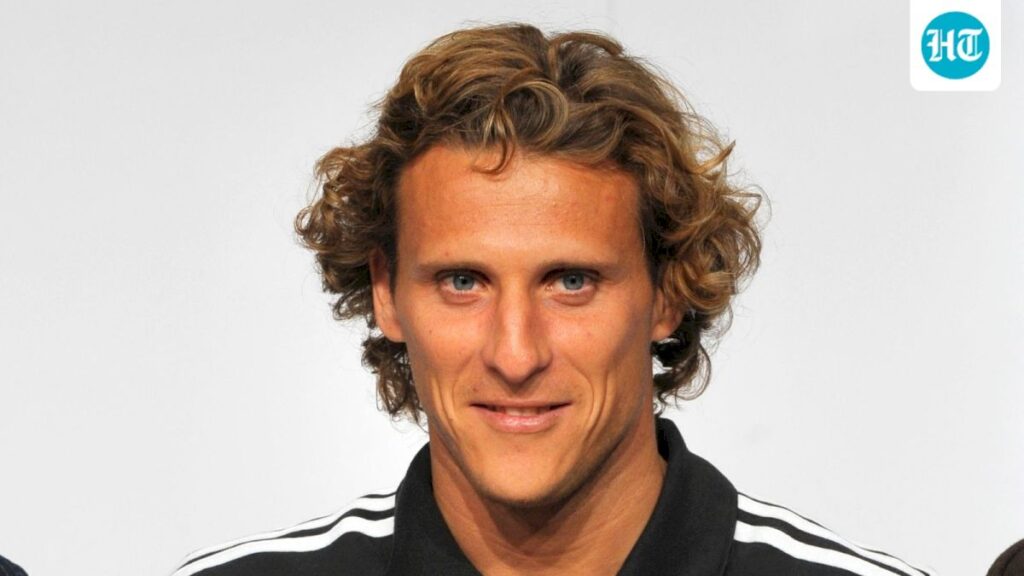 Diego Forlán takes interim charge of Uruguay after Bielsa exit