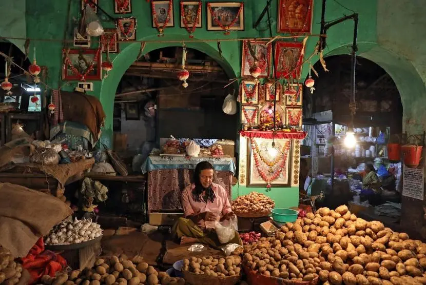 India's wholesale inflation eases to 9.78% in July