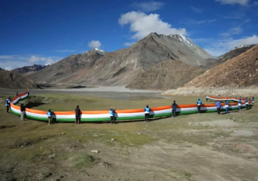 11 Odia women hoist Tricolour at 20,100 feet on Mount Yunam