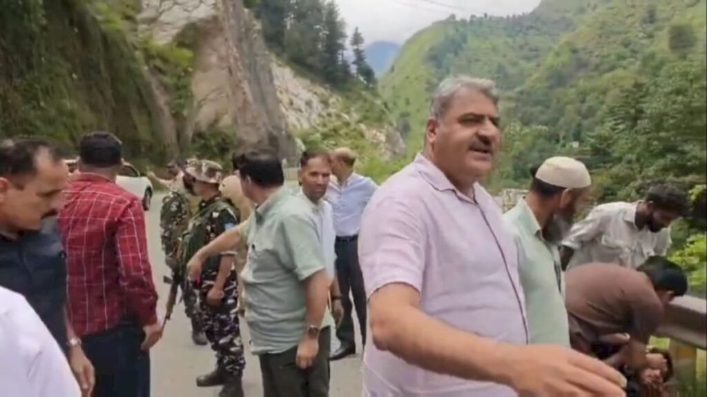 Two postal employees injured in NH-44 crash near Banihal