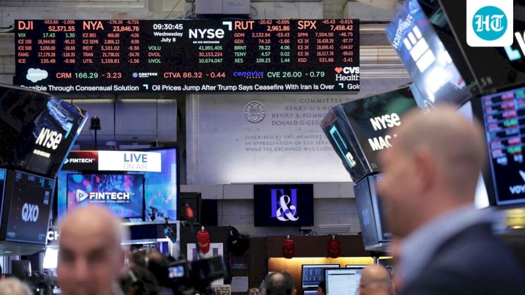 US stocks fall as oil, Treasury yields and weak forecasts weigh