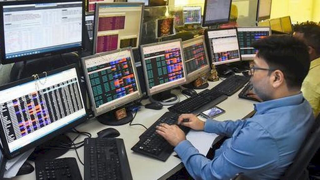 Sensex rises 152 points as RBI holds repo rate at 5.25%