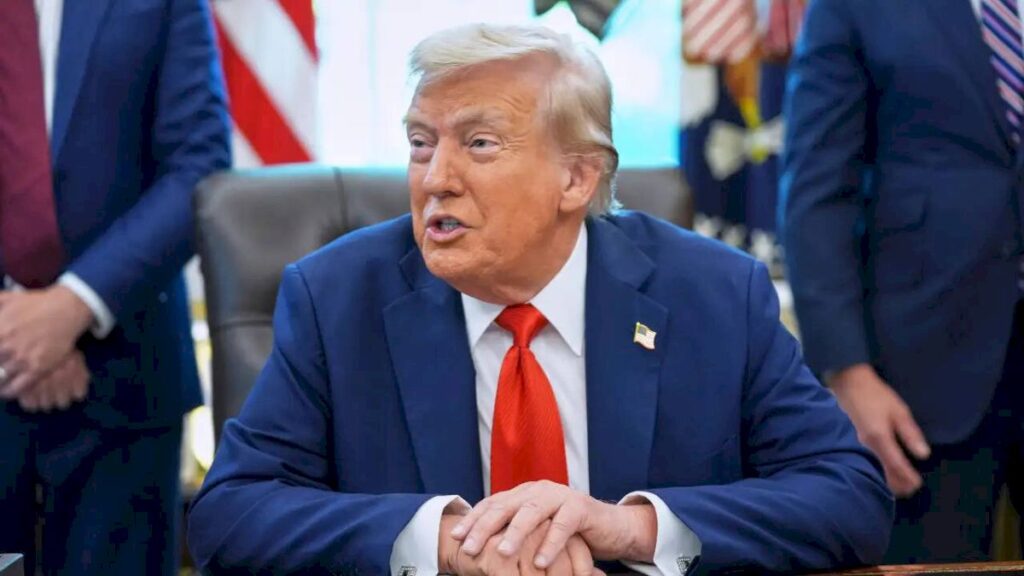 Trump Approval Rises to 40% as Democrats Retain Midterm Edge