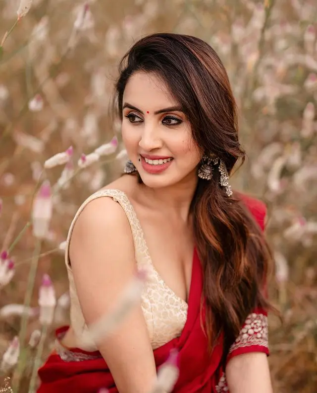 Priyanka Kholgade Stuns in Red Saree