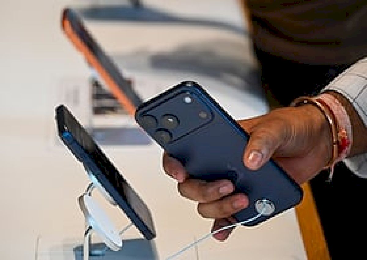 Premium phones reach record 29% of global sales in H1 2026