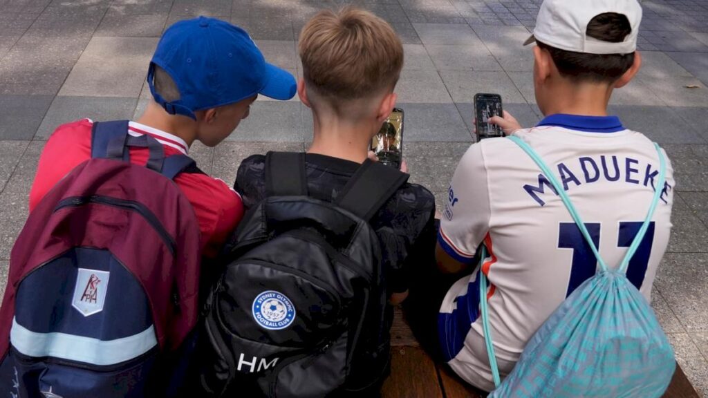 Parents can set safer phone limits as children go online