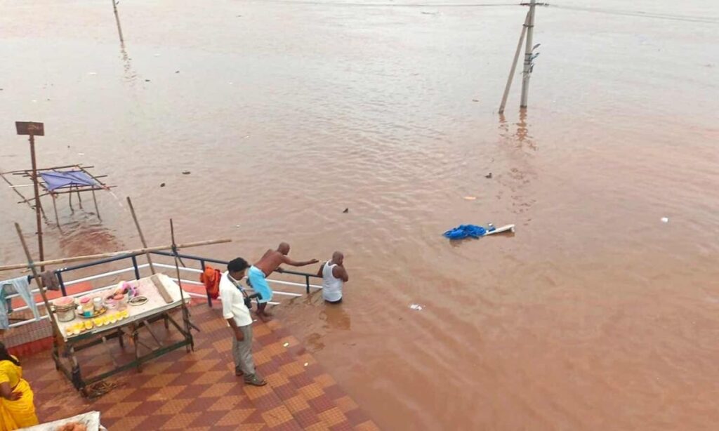 Godavari Crosses First Danger Level at Bhadrachalam