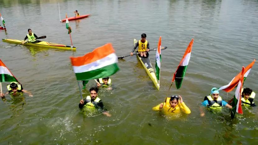 Bilquis Mir leads first underwater Tiranga rally in Kashmir
