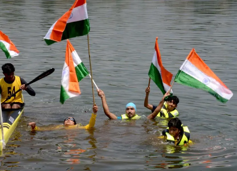Bilquis Mir leads first underwater Tiranga rally in Kashmir