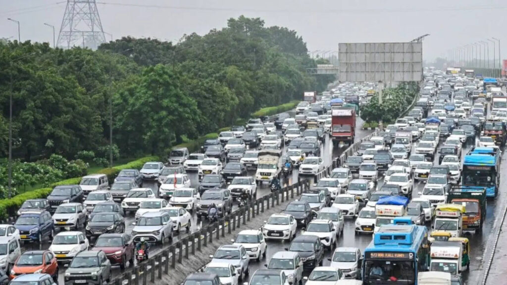 Rain waterlogs Delhi roads, leaves commuters stuck in long traffic jams