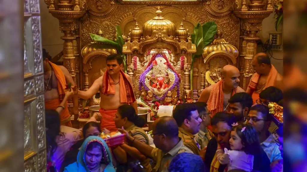 Fadnavis orders probe into Siddhivinayak Temple donation row