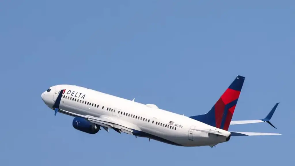 Delta flight returns to Atlanta after cockpit fumes, 200 evacuated