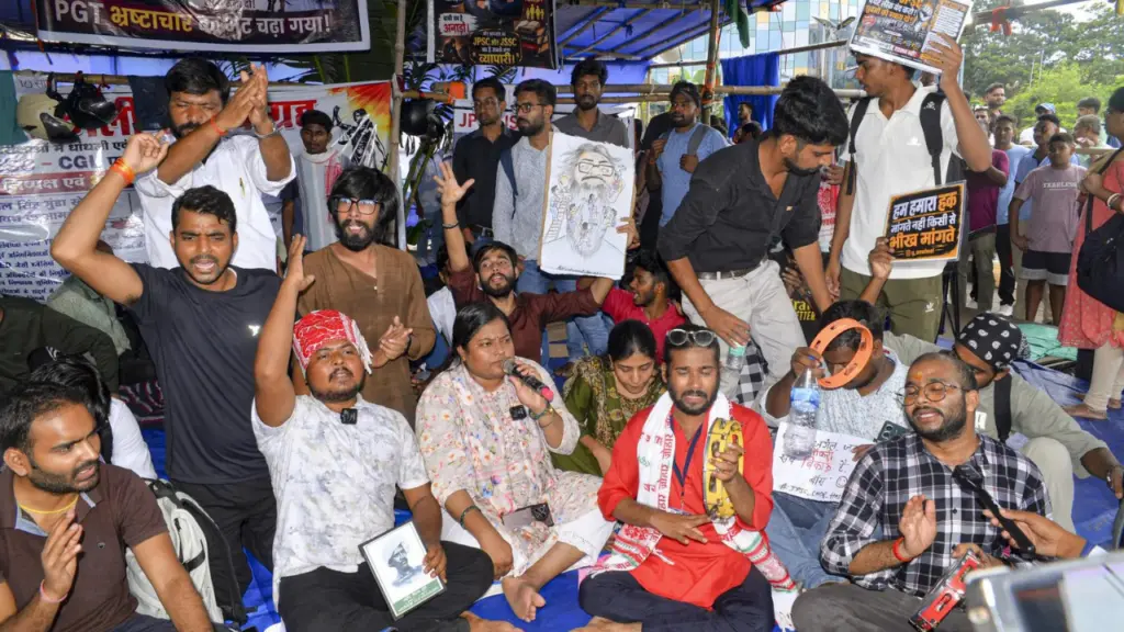Three JPSC members quit as paper leak protests intensify