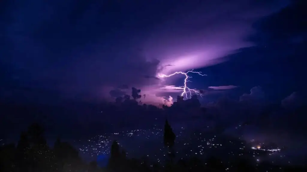 Severe storms hit Chicago, 5 lakh lose power, flights halted