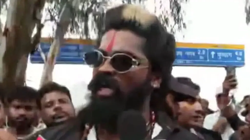 Pushpa-costumed protester joins Jharkhand student march over exam row