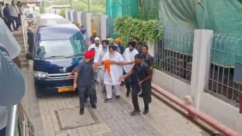 Sukhbir Badal Attacked by Nihang With Kirpan at Nanded Gurdwara