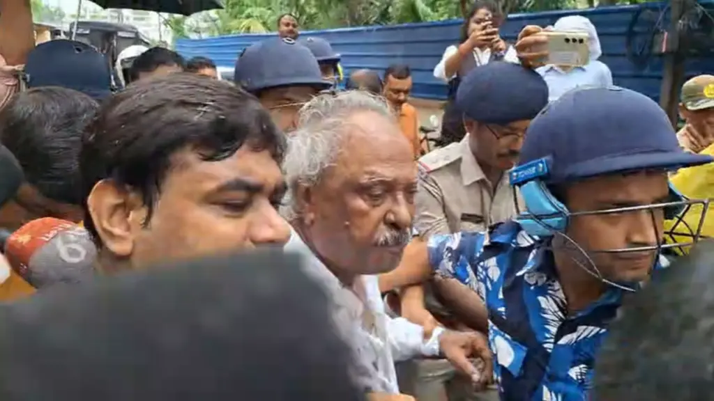 Mob attacks ex-TMC MLA after arrest in RG Kar cremation case