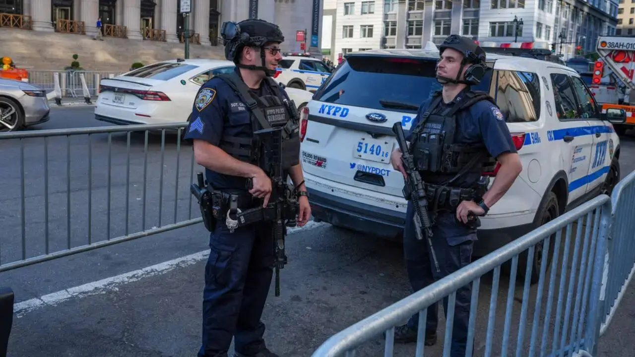 NYPD shoots man with butcher knife during Manhattan standoff